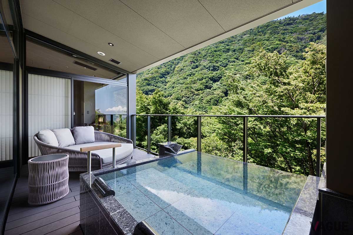 拡張した全客室に自家源泉の露天風呂を完備。さらに、趣向の異なる4つの貸切風呂とふたつの大浴場で湯めぐりを楽しめる温泉宿になった新生「はつはな」