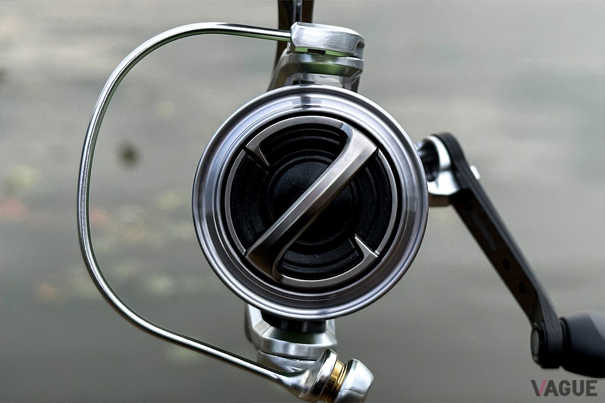 ドラグノブにはゼノンの頭文字“Z”の意匠が。乾いた感じの「コココ」というドラグクリック音も上品。金属的な尖った印象を与えないのでフィールドでも自然と溶け込んでくれます