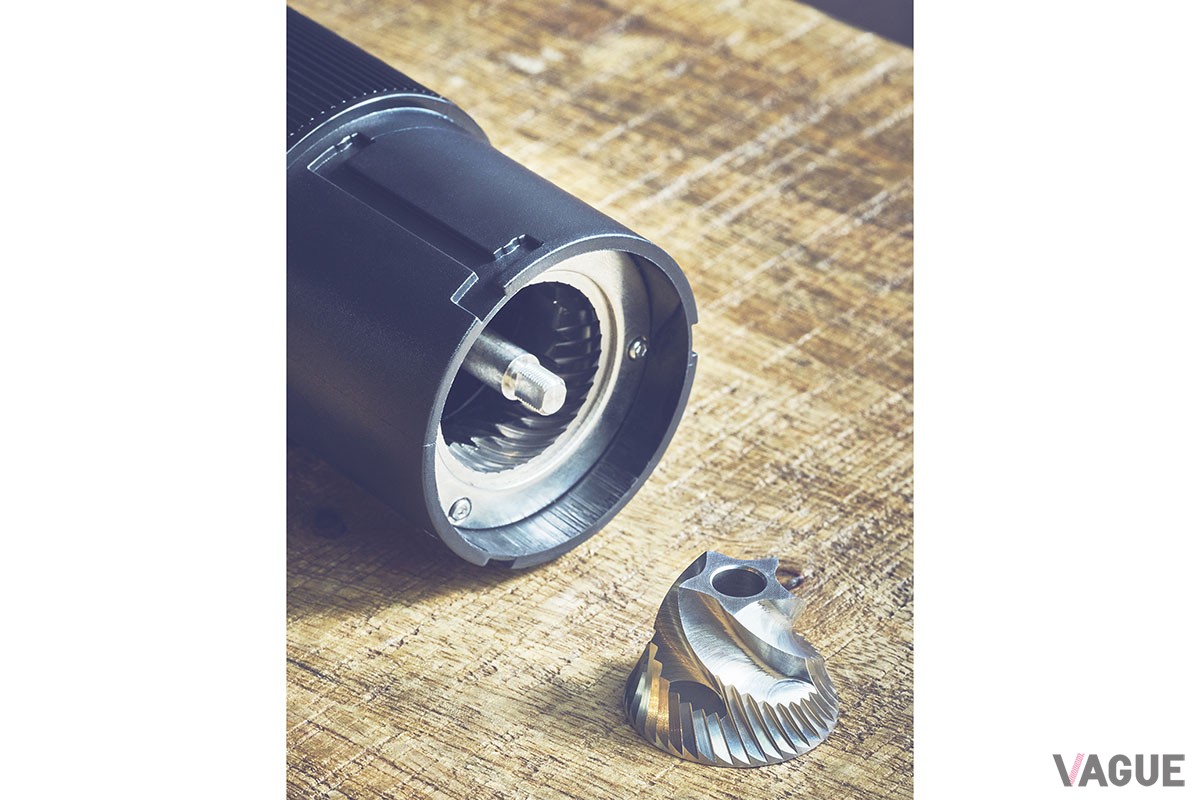 コレス「ポータブルコーヒーグラインダー C350」は、挽きたて・淹れたてのコーヒーを場所やシーンを選ばず気軽に味わえる充電式ポータブルコーヒーグラインダー