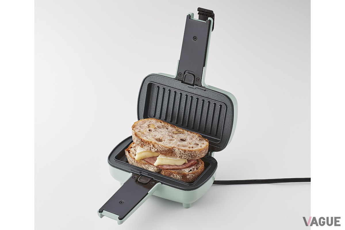 着脱式交換プレートの採用で、“ハーフホットサンド”やワッフルやパニーニサンド、さらに、たい焼きなどのスイーツなど幅広い調理を楽しめるようになった「Toffy ハーフホットサンドメーカー＜プレート交換式＞」
