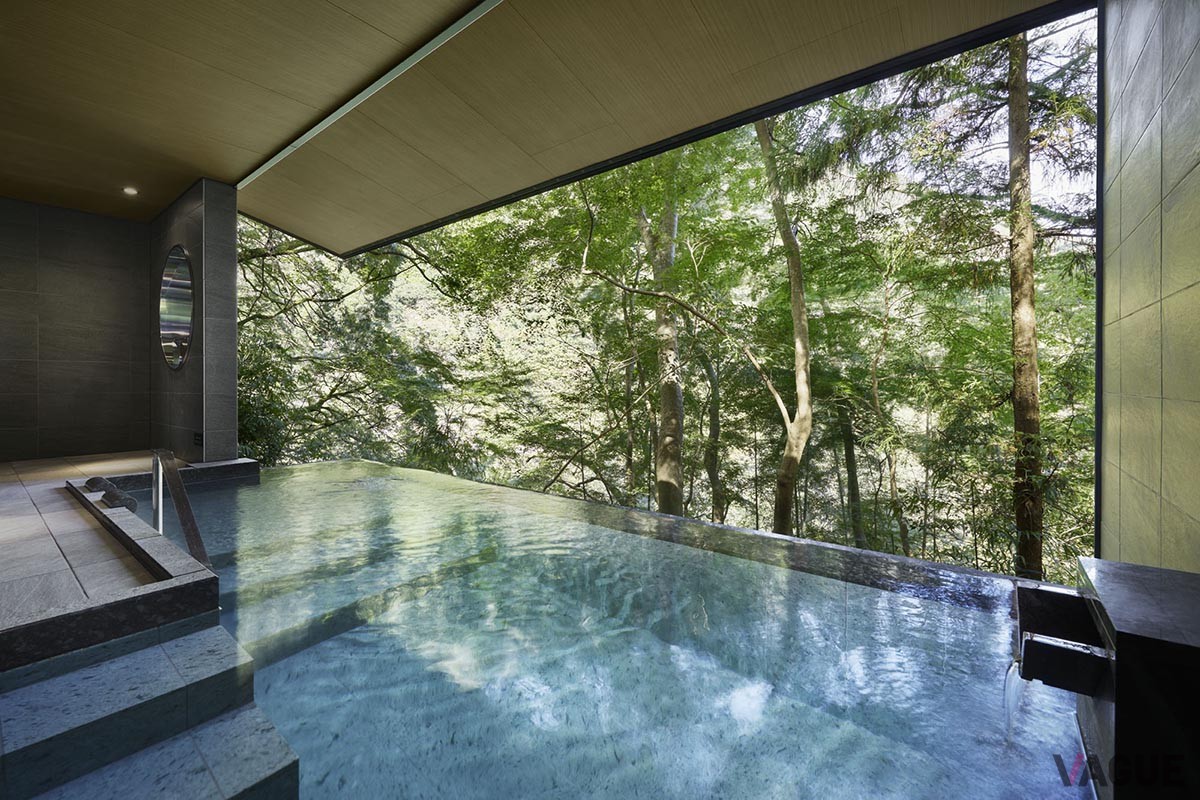 拡張した全客室に自家源泉の露天風呂を完備。さらに、趣向の異なる4つの貸切風呂とふたつの大浴場で湯めぐりを楽しめる温泉宿になった新生「はつはな」