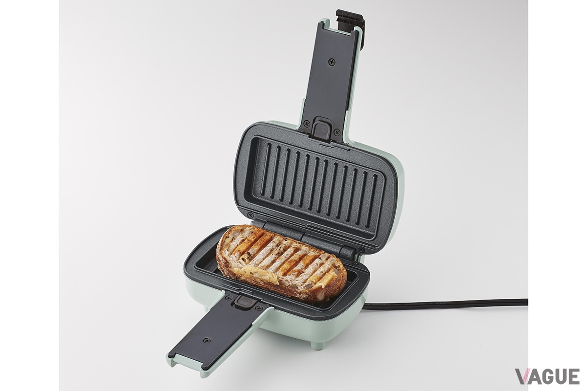 着脱式交換プレートの採用で、“ハーフホットサンド”やワッフルやパニーニサンド、さらに、たい焼きなどのスイーツなど幅広い調理を楽しめるようになった「Toffy ハーフホットサンドメーカー＜プレート交換式＞」