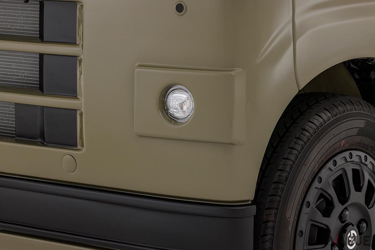 天然のアカシア材をキャビンの床や天井などに貼り、落ち着いて過ごせる車中泊仕様に仕上げたGORDON MILLER「GMLVAN S-01」