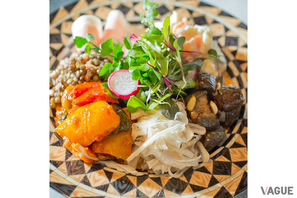 サラダ・シテは、葉物、豚肉のロース、レンズ豆のソテーなどフランスの家庭料理の定番の味が楽しめる（C）BISTROT DE LA CITÉ