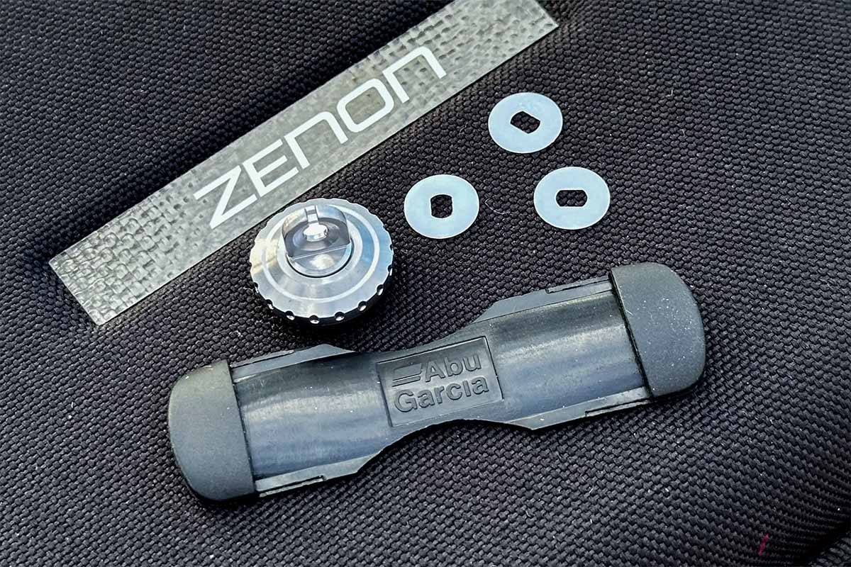 ハンドルの反対側に取り付けるシンカーキーパをはじめ、糸巻きテーパー調整用のワッシャ、リールフット部の保護に有効なリールフットカバーも付属