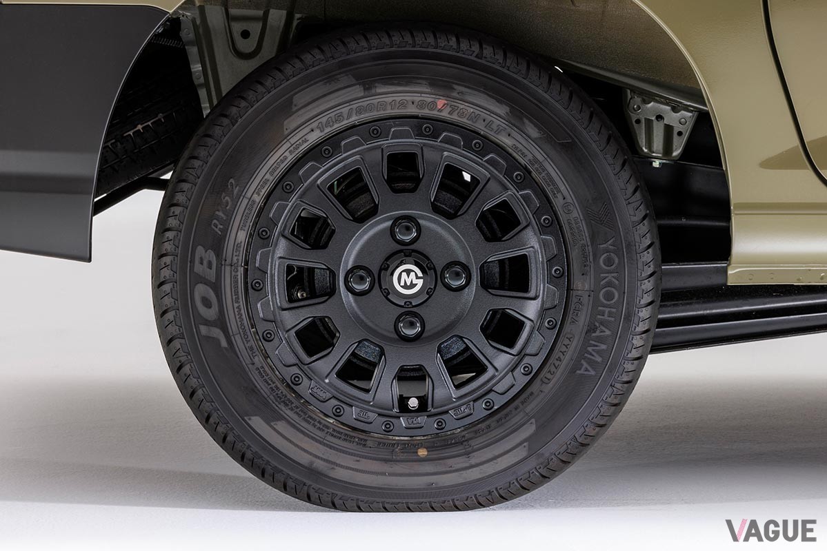 天然のアカシア材をキャビンの床や天井などに貼り、落ち着いて過ごせる車中泊仕様に仕上げたGORDON MILLER「GMLVAN S-01」