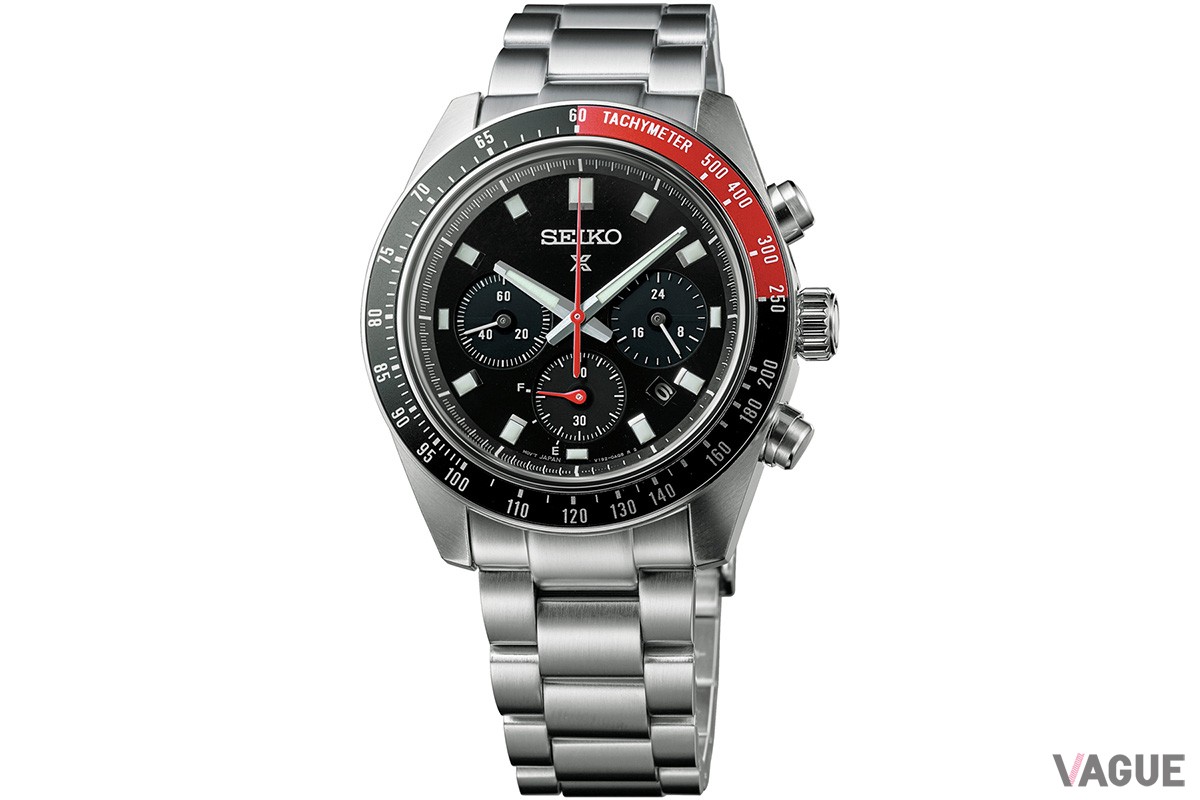 「スピードタイマー」のアイコニックな意匠である「TACHYMETER（タキメーター）」表記の“2色アルミ表示板ベゼル”を継承