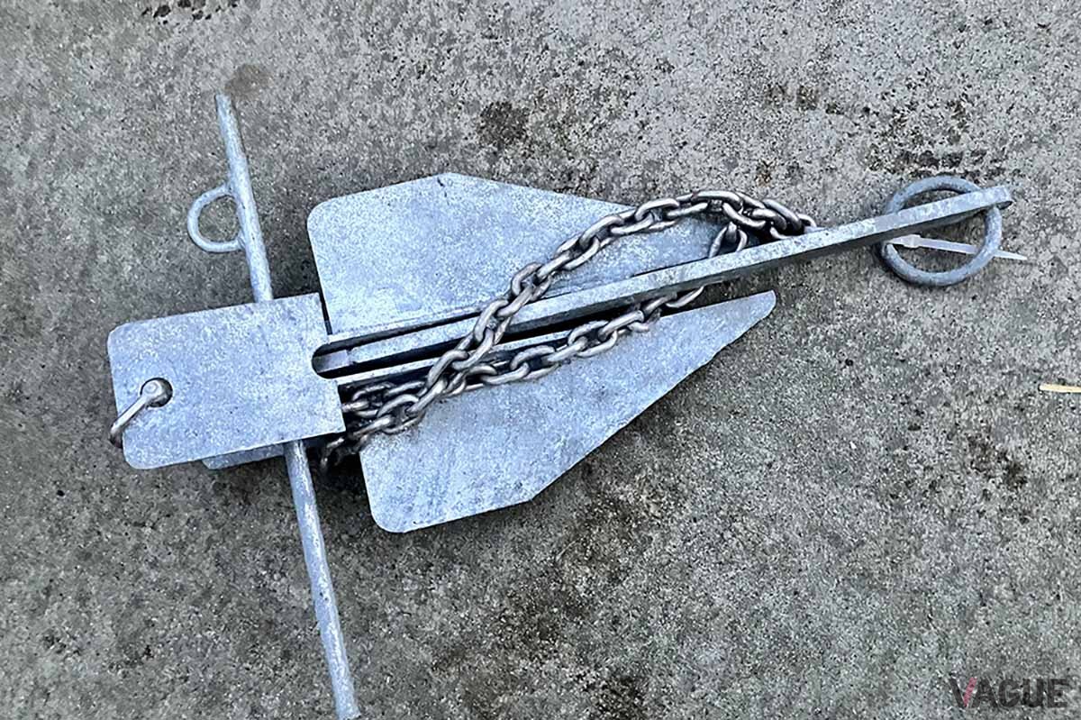 法定装備品のひとつのアンカー(錨)。沖で機関が故障した際、流されないようその場にアンカリングして救助を待つための重要な役割があります。写真はダンフォース型といって、砂地でのアンカリングに向きます