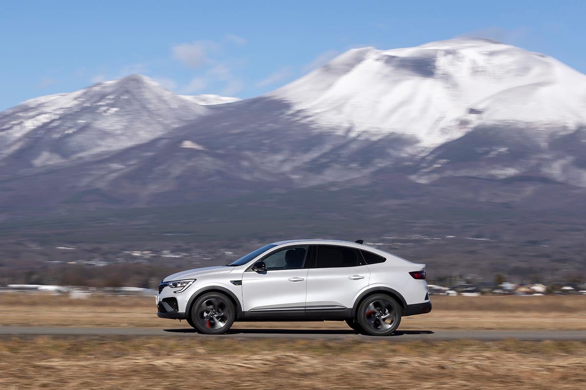 減速時に生じるエネルギーを蓄えたバッテリーが発進／加速時にモーターを駆動してエンジンをアシスト、燃費を向上させる