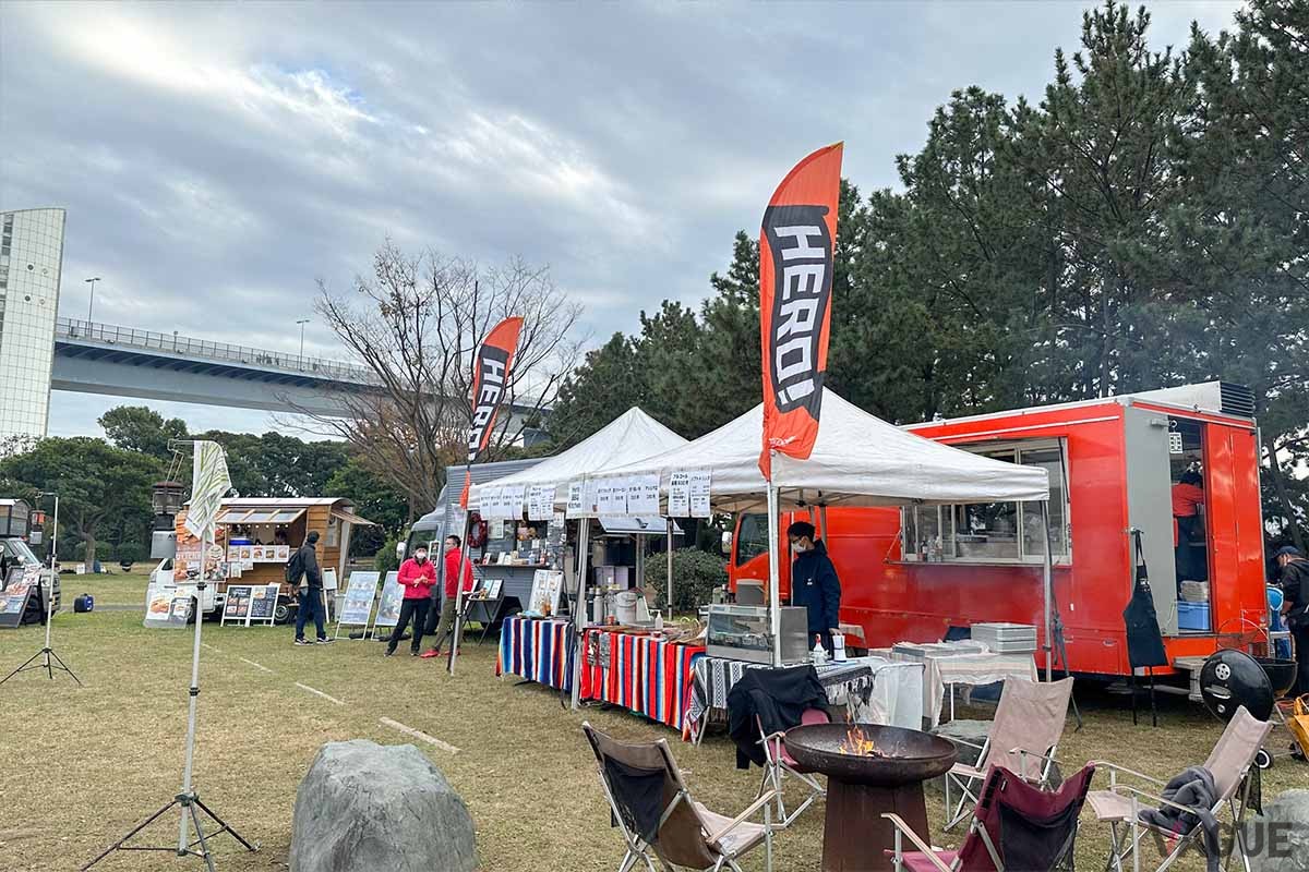 「Hero BBQ Kitchen」では、焚き火の炎で自分で好みに炙れる「炙りメニュー」を用意。ソーセージやマシュマロなどが人気