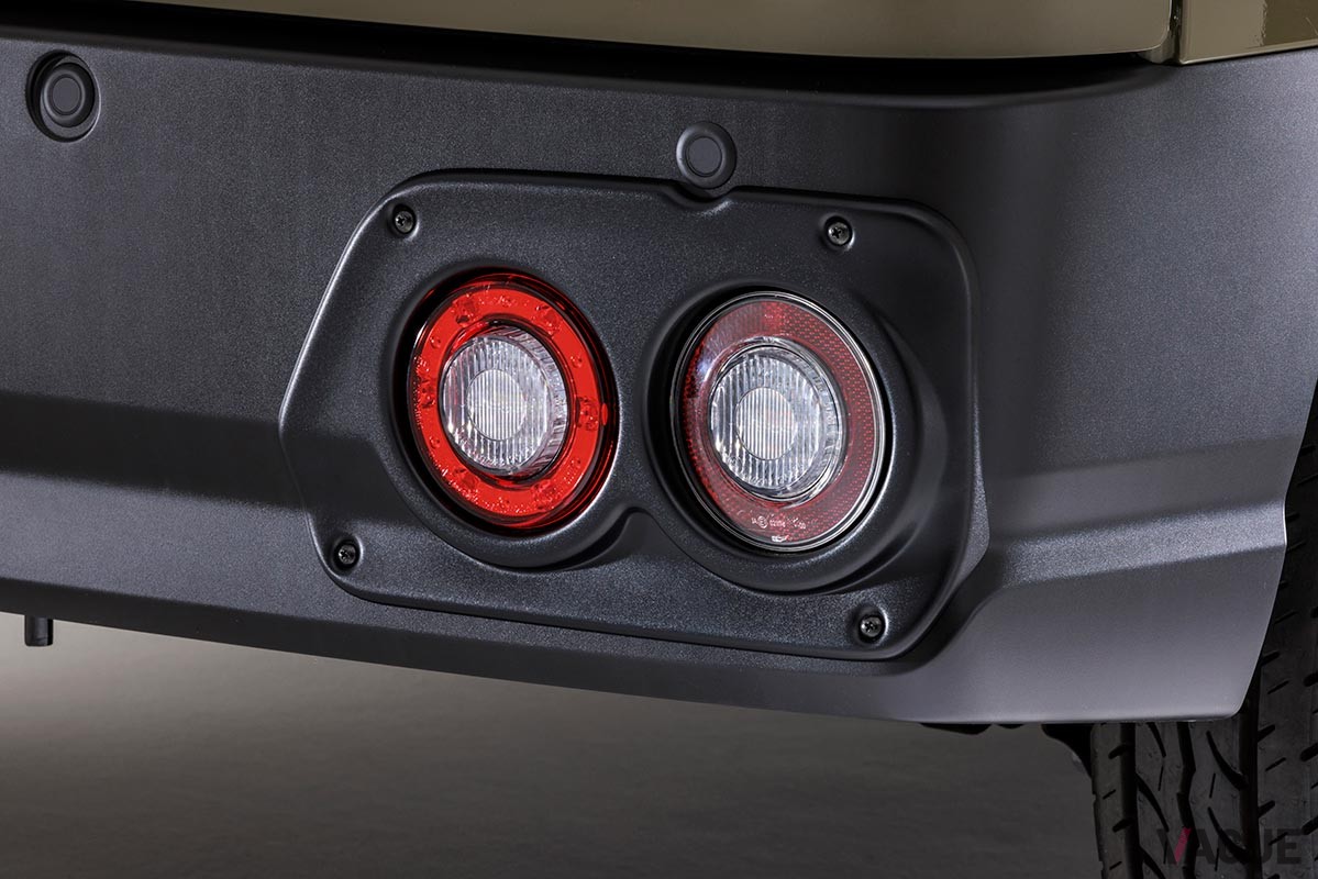 天然のアカシア材をキャビンの床や天井などに貼り、落ち着いて過ごせる車中泊仕様に仕上げたGORDON MILLER「GMLVAN S-01」