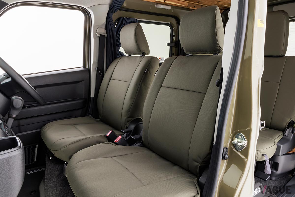 天然のアカシア材をキャビンの床や天井などに貼り、落ち着いて過ごせる車中泊仕様に仕上げたGORDON MILLER「GMLVAN S-01」