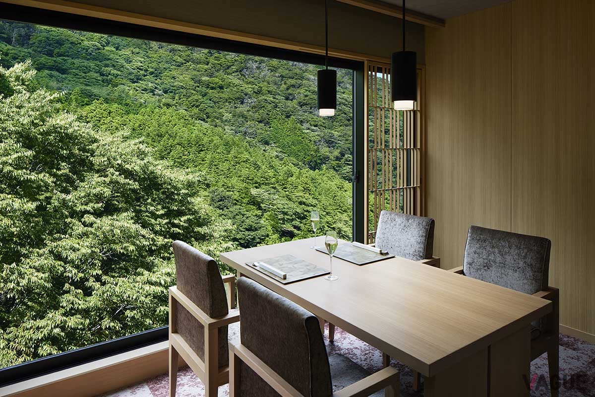 拡張した全客室に自家源泉の露天風呂を完備。さらに、趣向の異なる4つの貸切風呂とふたつの大浴場で湯めぐりを楽しめる温泉宿になった新生「はつはな」