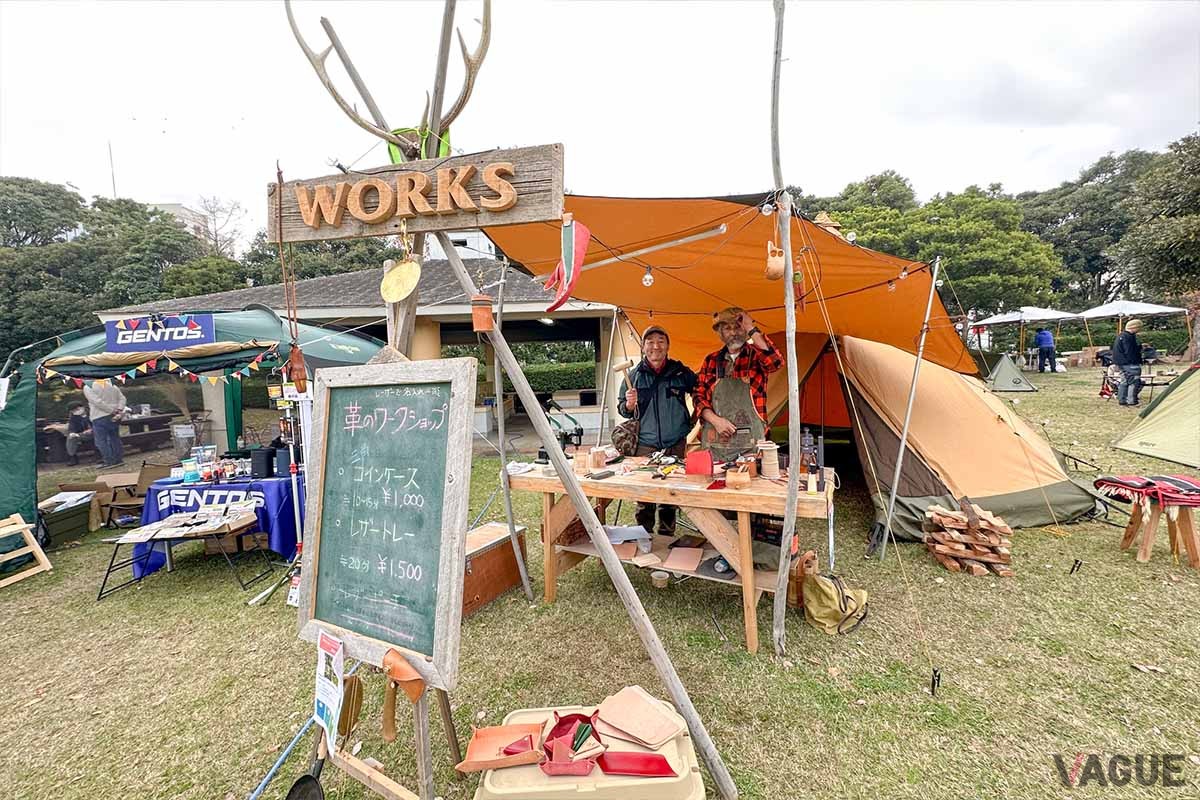 「WORKS 真島辰也」は、革のコインケースやトレーを作るワークショップ。工程は穴空けとホック打ちのみなので、子どもでも楽しそうに自作のレザーアイテムを仕上げることができます