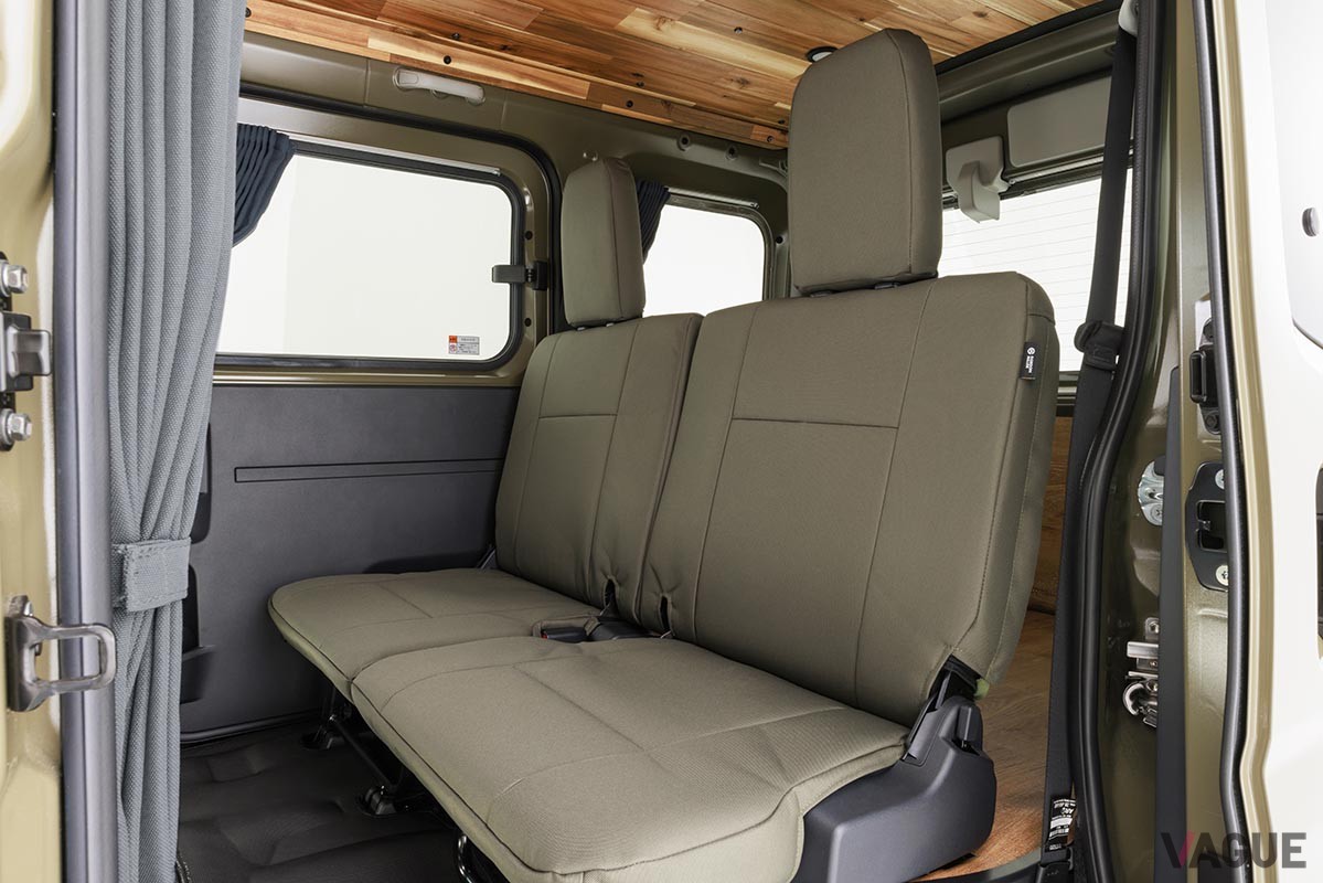 天然のアカシア材をキャビンの床や天井などに貼り、落ち着いて過ごせる車中泊仕様に仕上げたGORDON MILLER「GMLVAN S-01」