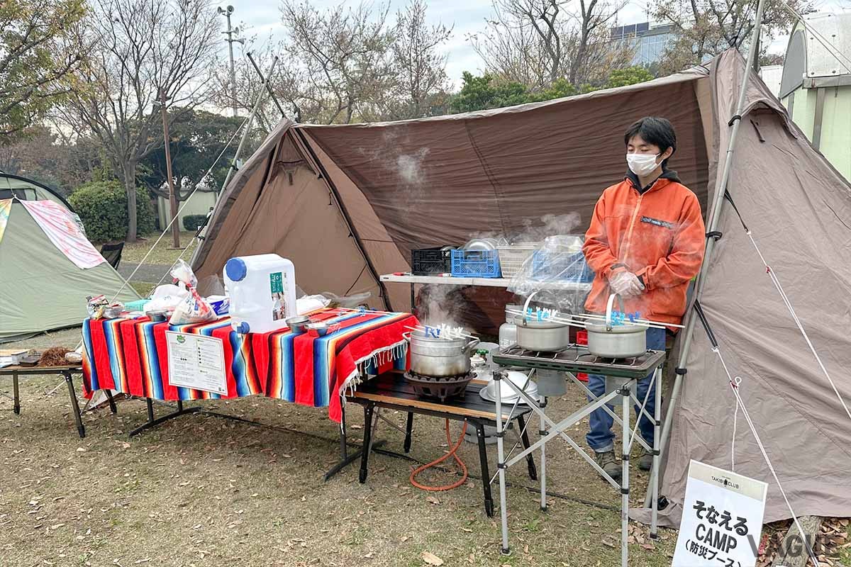 「そなえるCAMP（防災ブース）」では、災害時などイザという時に活用できるアウトドアのスキルを紹介。着火剤を使わない火起こし法や、ジッパー付き保存袋で湯煎する炊飯法などのデモンストレーションに参加者も興味津々でした