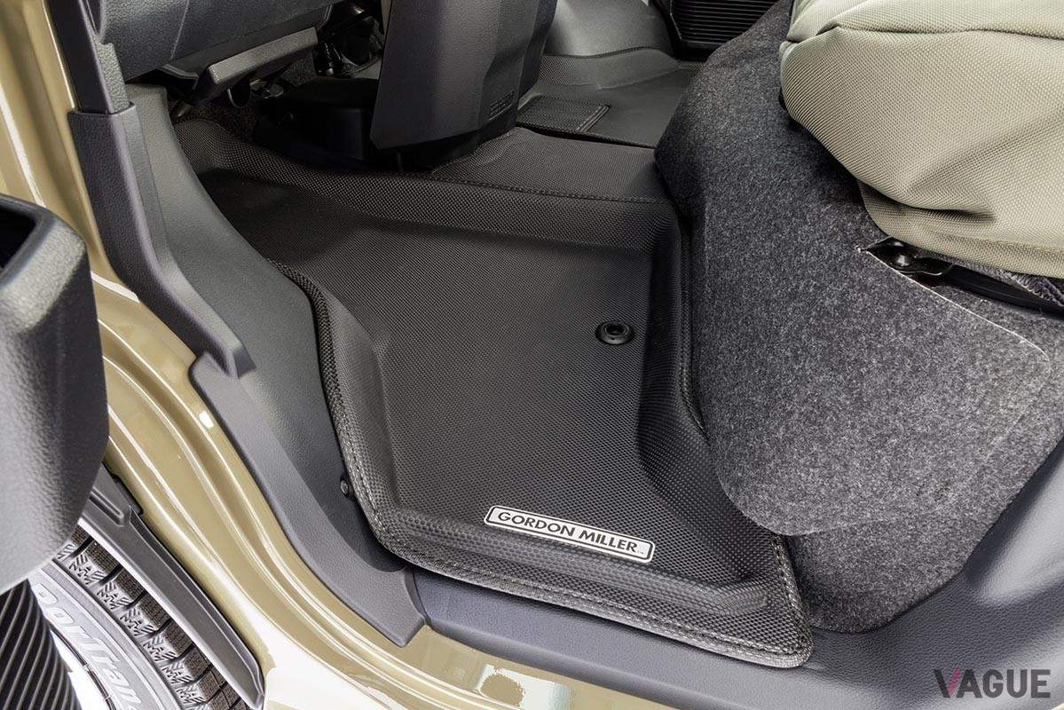 天然のアカシア材をキャビンの床や天井などに貼り、落ち着いて過ごせる車中泊仕様に仕上げたGORDON MILLER「GMLVAN S-01」