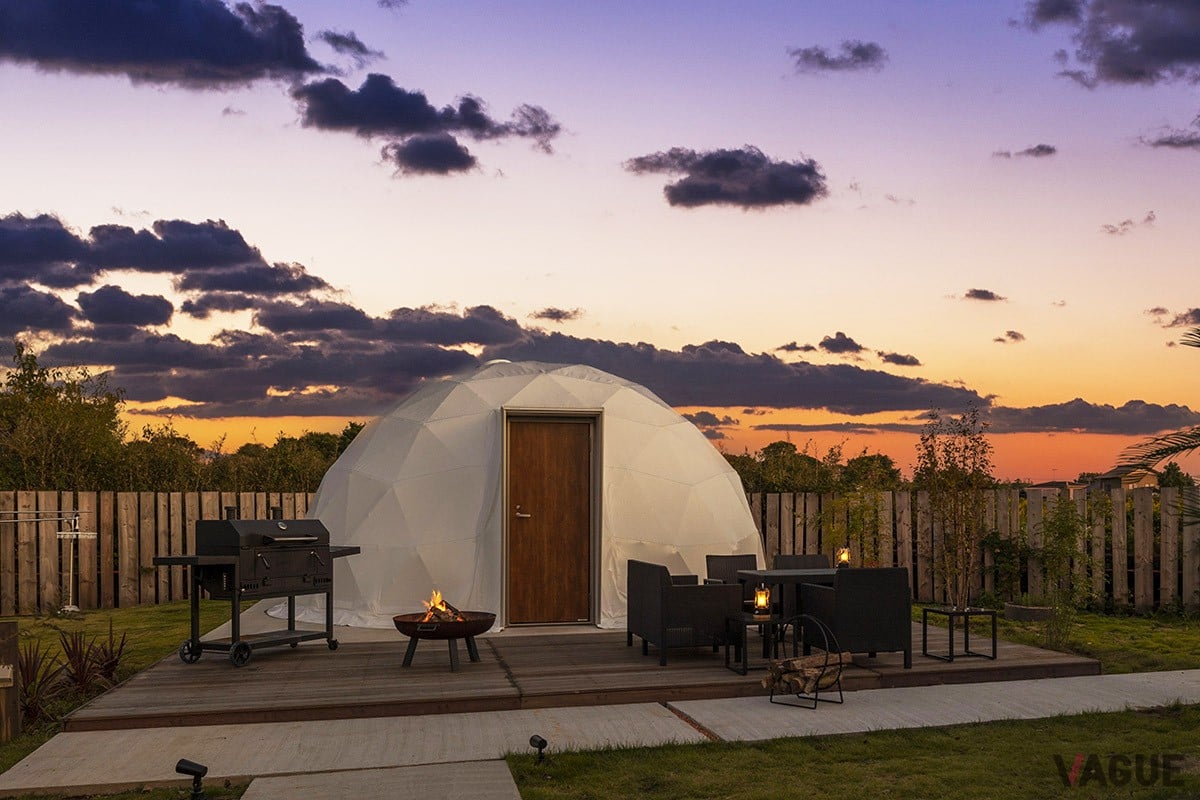 都心から好アクセスの南房総エリアに誕生した、極上の創作フレンチとサウナを味わえる1日2棟限定のプライベートグランピング施設「LAMP COURT ISUMI」