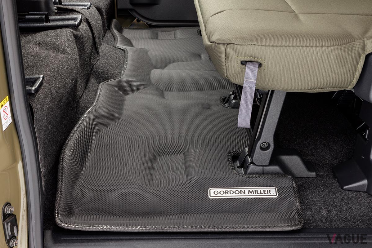 天然のアカシア材をキャビンの床や天井などに貼り、落ち着いて過ごせる車中泊仕様に仕上げたGORDON MILLER「GMLVAN S-01」