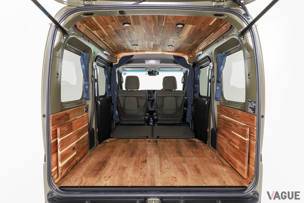 天然のアカシア材をキャビンの床や天井などに貼り、落ち着いて過ごせる車中泊仕様に仕上げたGORDON MILLER「GMLVAN S-01」