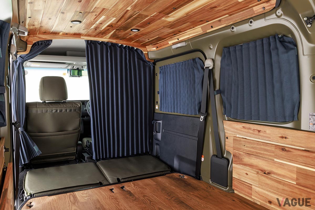 天然のアカシア材をキャビンの床や天井などに貼り、落ち着いて過ごせる車中泊仕様に仕上げたGORDON MILLER「GMLVAN S-01」