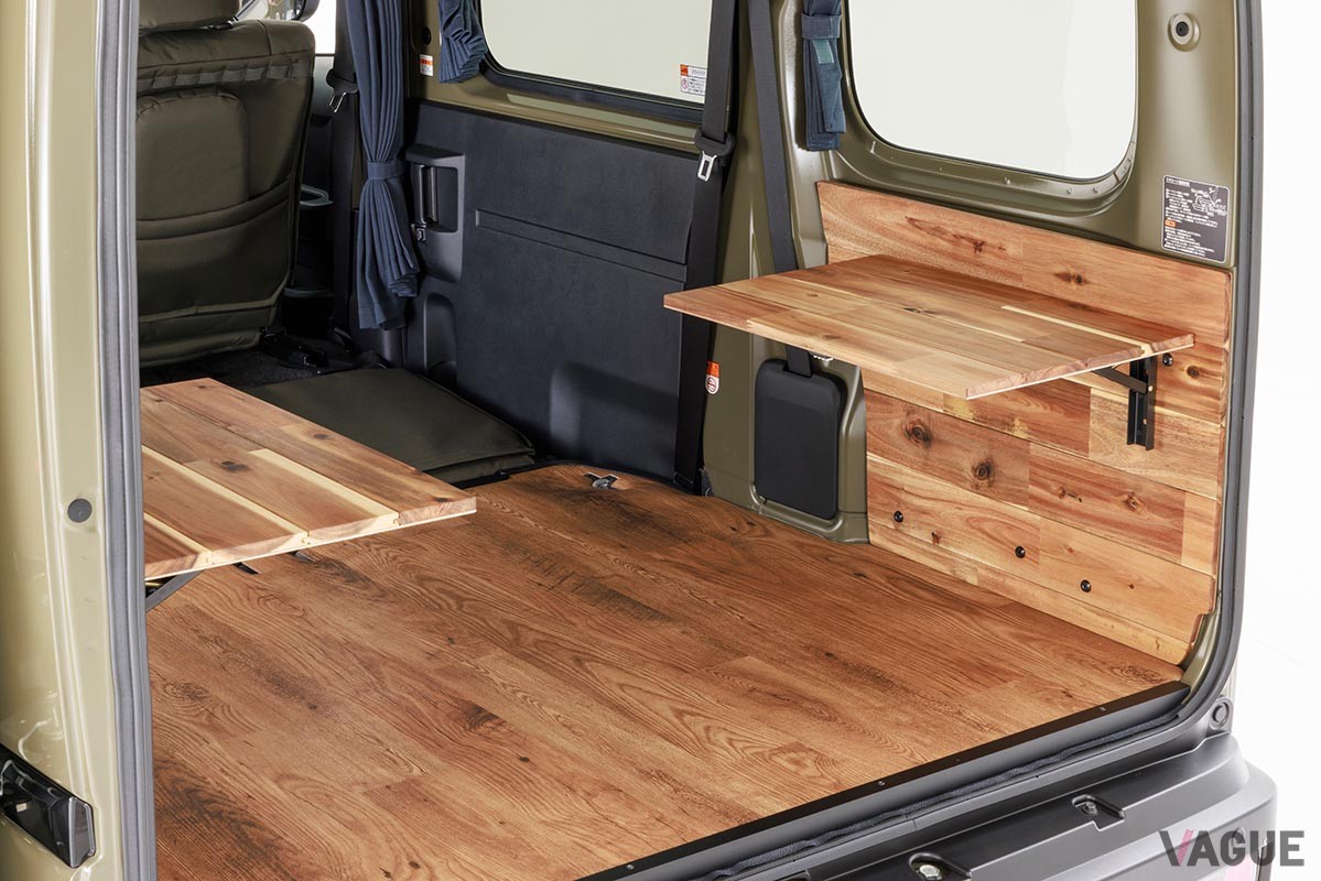 天然のアカシア材をキャビンの床や天井などに貼り、落ち着いて過ごせる車中泊仕様に仕上げたGORDON MILLER「GMLVAN S-01」