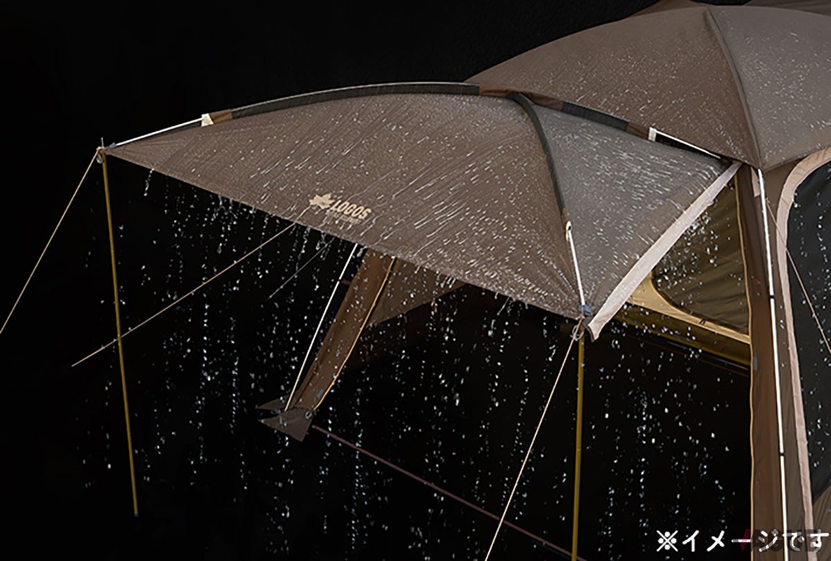 PANEL SYSTEMは雨水がたまりづらく、クルマやほかのテントとの接続も楽ちん。パネル下にランタンを吊せるなどいくつものメリットを有するロゴスだけの機能だ。