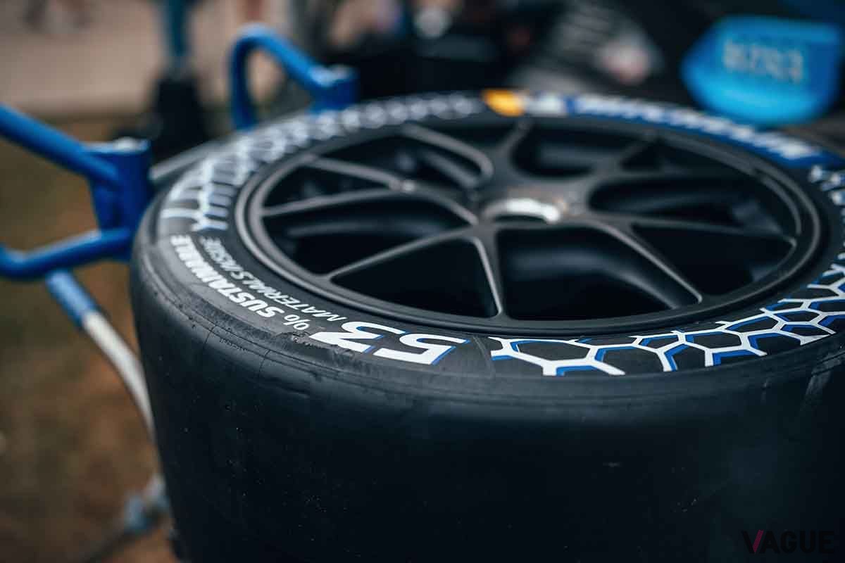 718ケイマンGT4 クラブスポーツをEVにコンバートした試作車、「718ケイマンGT4 eパフォーマンス」のタイヤ