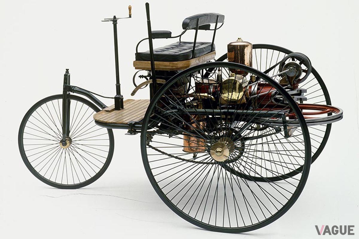 1886年に登場した世界初の自動車、ベンツ・パテント・モトールヴァーゲン。3輪車で操縦桿は中央にある。
