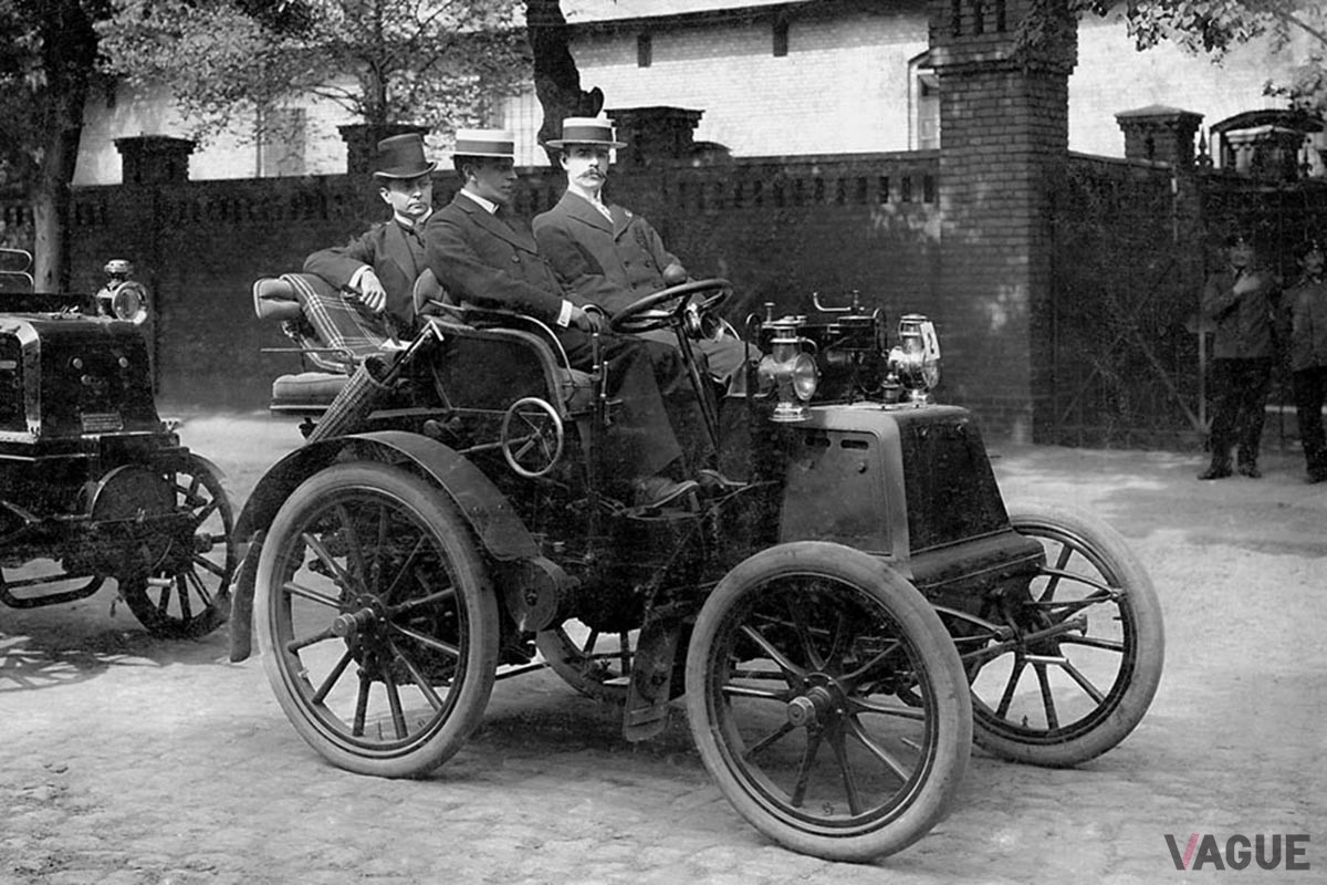1900年の「ダイムラー・モートル・キャリッジ（フェニックス・ワーゲン）」は右ハンドルだ(c)Daimler AG