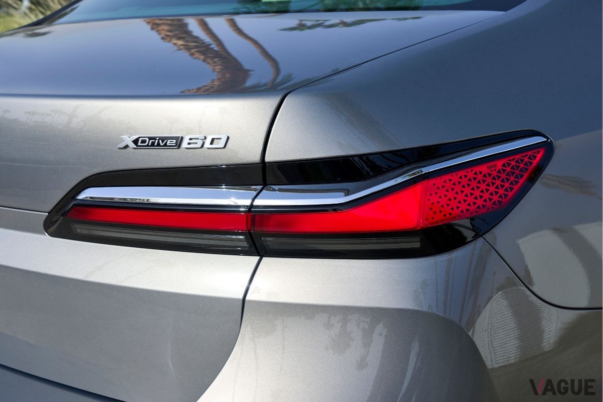 BMW「i7 xDrive60」。トータル出力400kW（544馬力）を発生するモーターを搭載