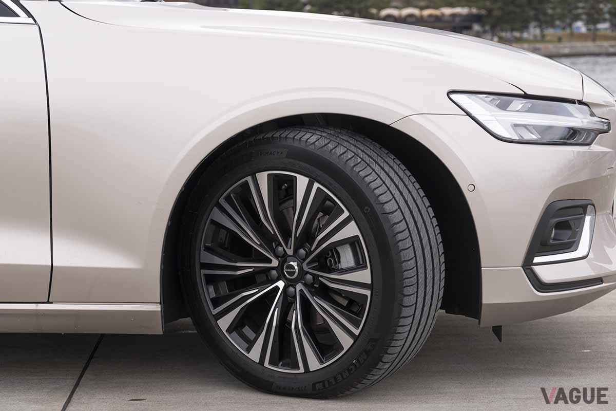 ボルボ「V60 アルティメット B4」