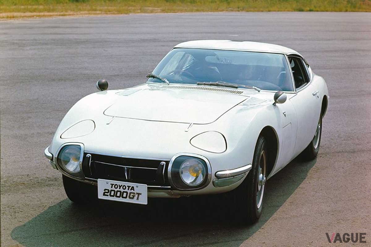 日本を代表するスーパーカー、1967年発売のトヨタ「2000GT」。リトラクタブルヘッドライトだ