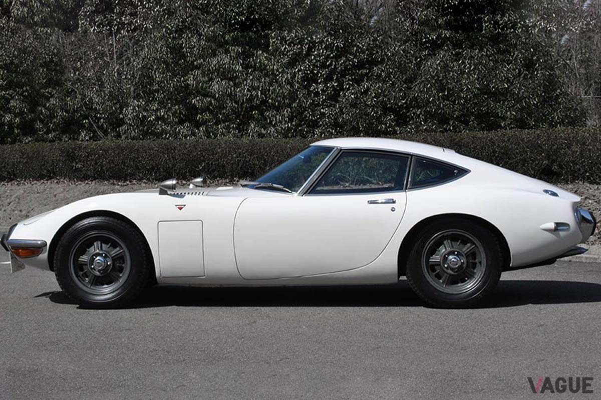 日本を代表するスーパーカー、1967年発売のトヨタ「2000GT」。リトラクタブルヘッドライトだ