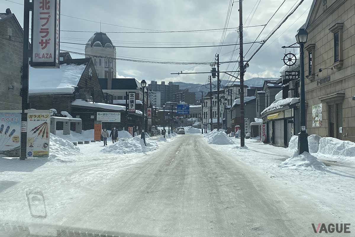 冬の道。アイスバーンになっているところもあるため注意して走行したい