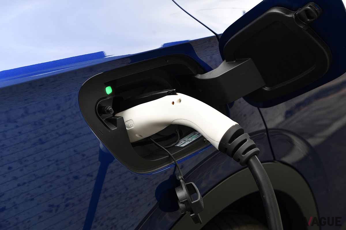 VW新型「ID.4」の充電シーン