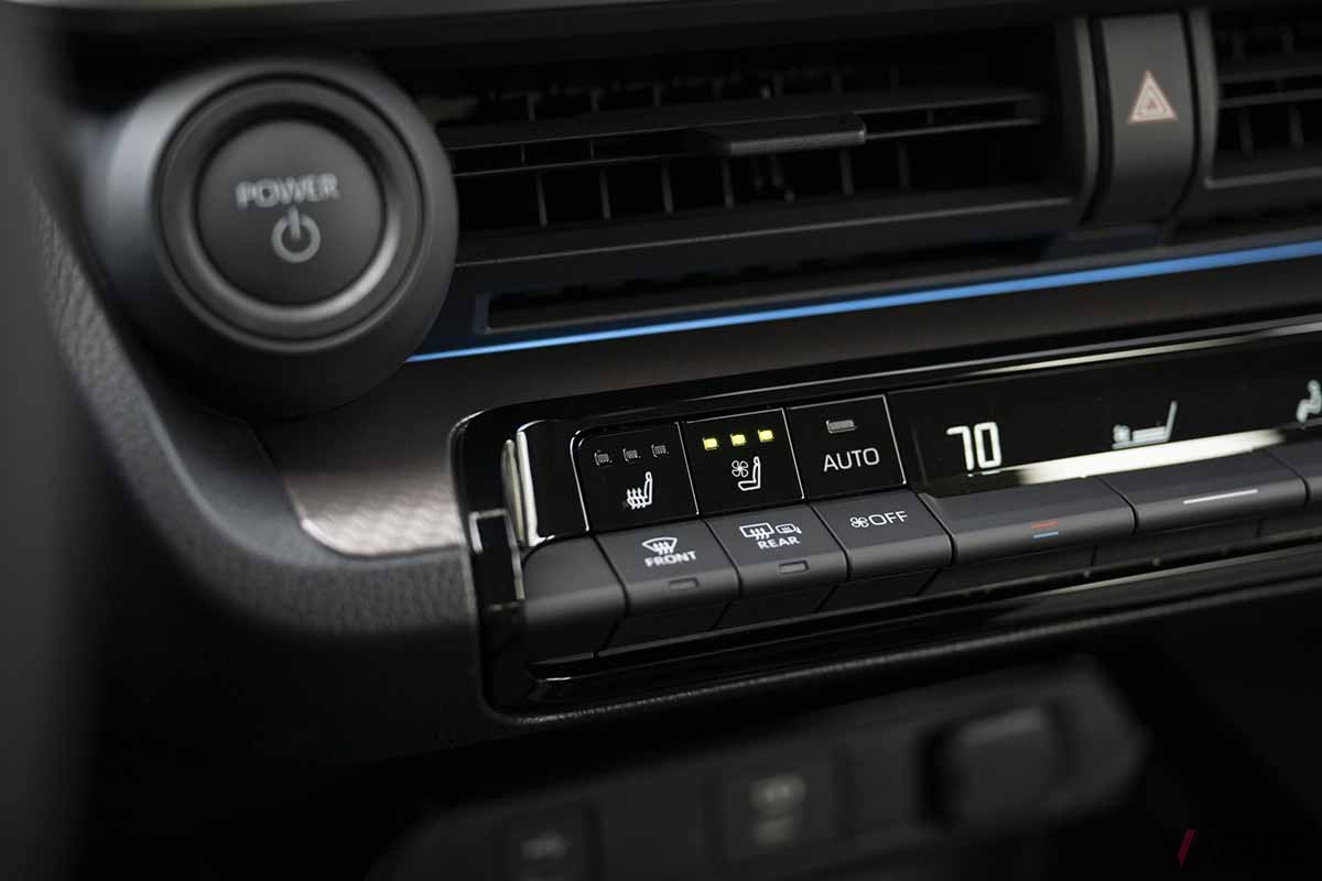 トヨタ新型「プリウス」米国仕様のインテリア