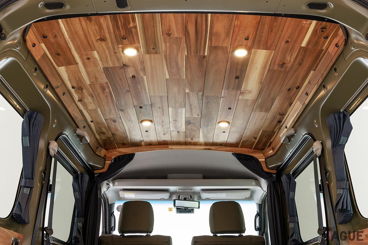 天然のアカシア材をキャビンの床や天井などに貼り、落ち着いて過ごせる車中泊仕様に仕上げたGORDON MILLER「GMLVAN S-01」