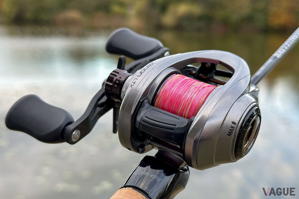 スプール軸からレベルワインドの入り口まで31.8mmを確保。スプールからレべルワインドに入るラインの角度が34°と鋭角なのでより抵抗が少ない。（写真は「ZENON LTX-L」）