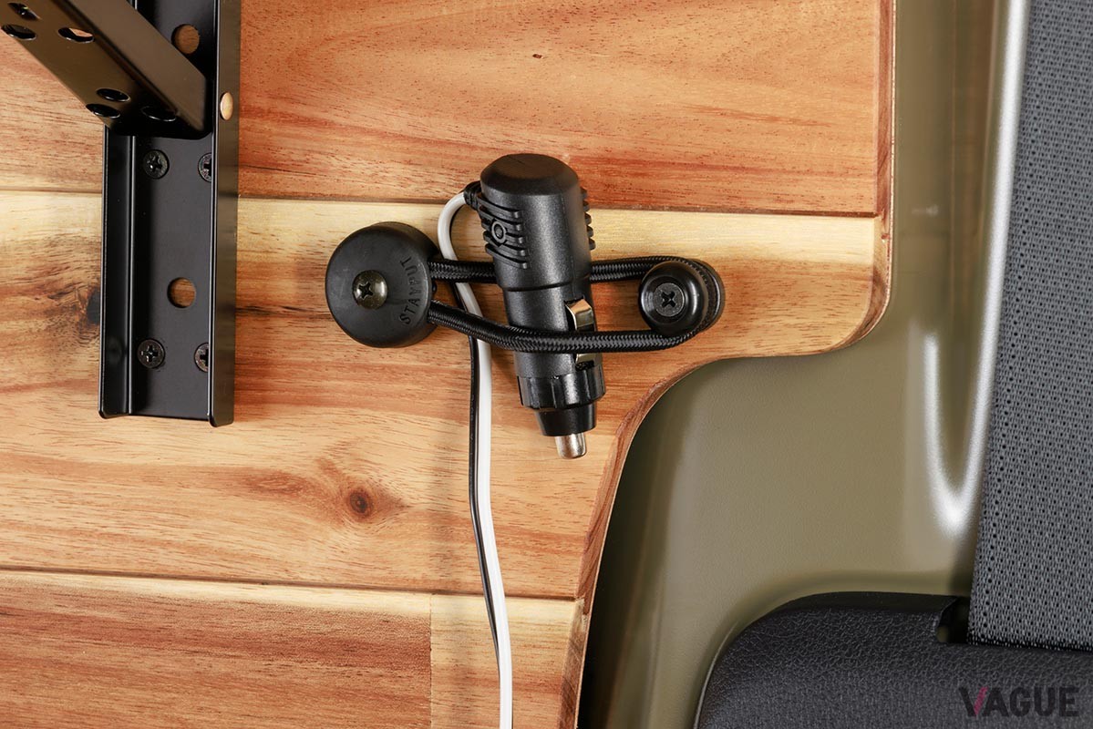 天然のアカシア材をキャビンの床や天井などに貼り、落ち着いて過ごせる車中泊仕様に仕上げたGORDON MILLER「GMLVAN S-01」