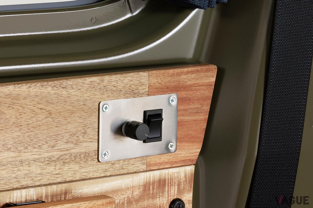 天然のアカシア材をキャビンの床や天井などに貼り、落ち着いて過ごせる車中泊仕様に仕上げたGORDON MILLER「GMLVAN S-01」