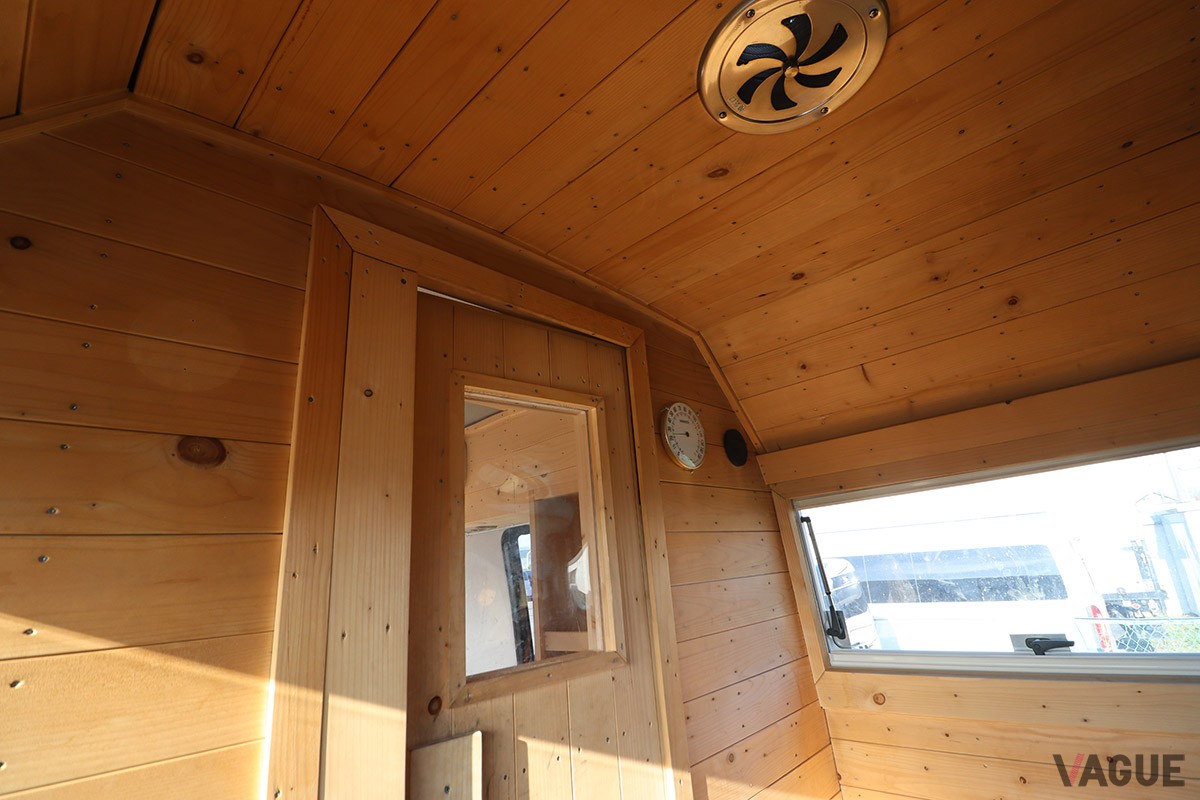 木は町内産のトドマツで、木の香りが心地いい。これは当麻町森林組合やHOKUON×北央銘木の協力によるもの
