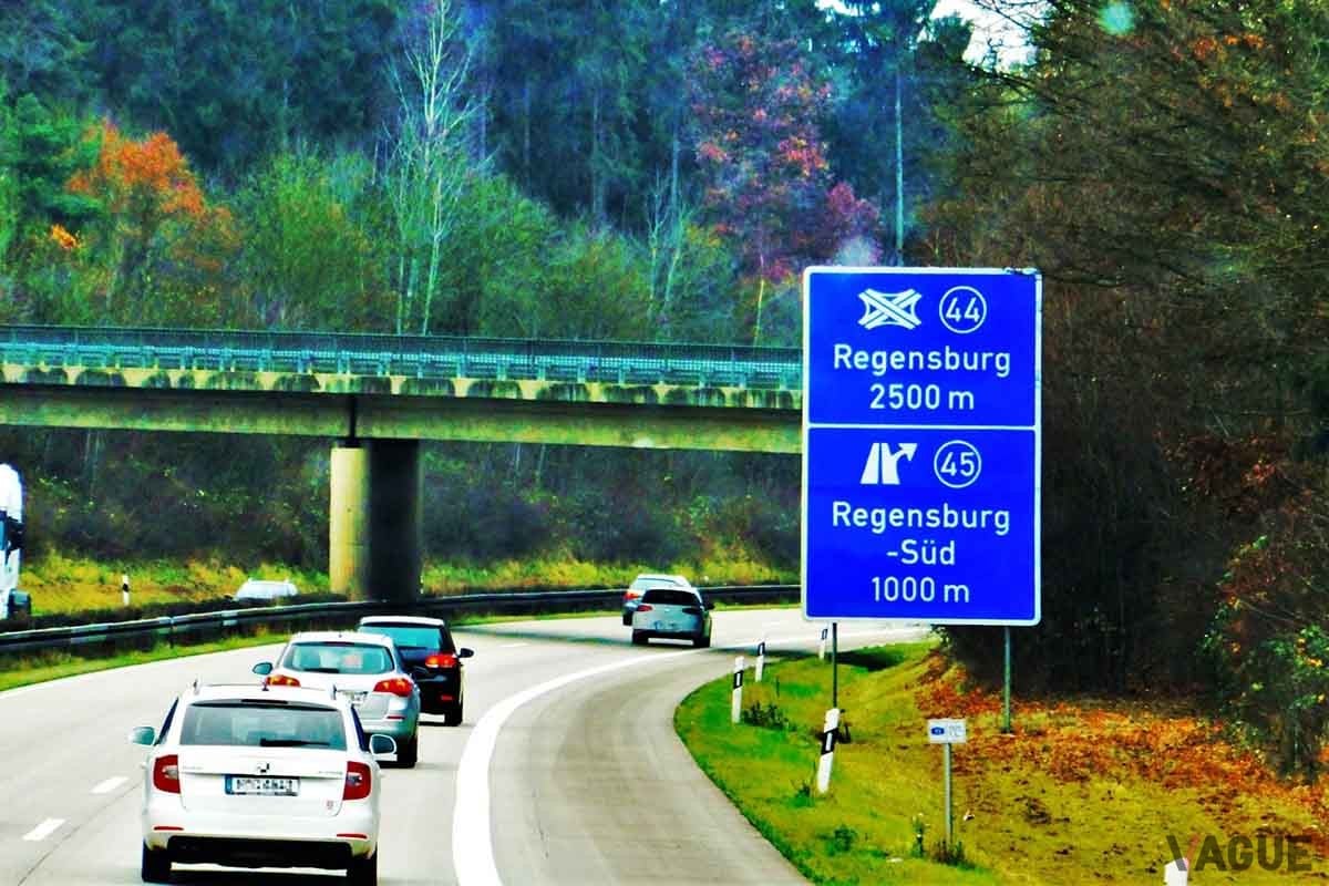 有名なドイツの高速道路「アウトバーン」。もちろん右側通行だ