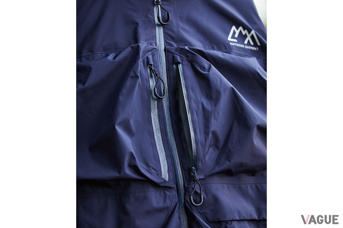 フロントに配された4つの大容量外付けポケット。ハンドウォーマーとしても活躍