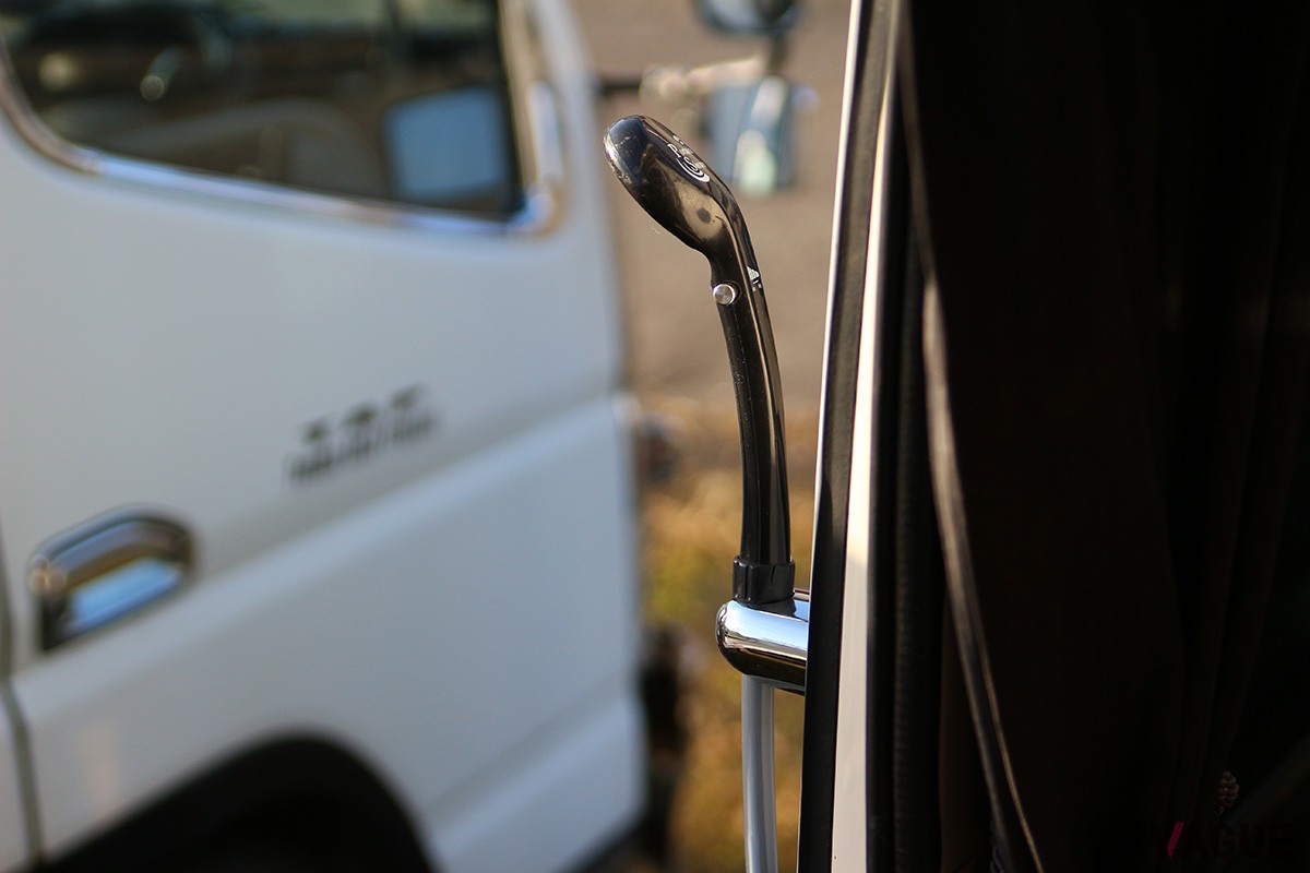 ドアの脇でシャワーを使える。車外でシャワーを使えるので遊び道具を洗うなんてときにも便利