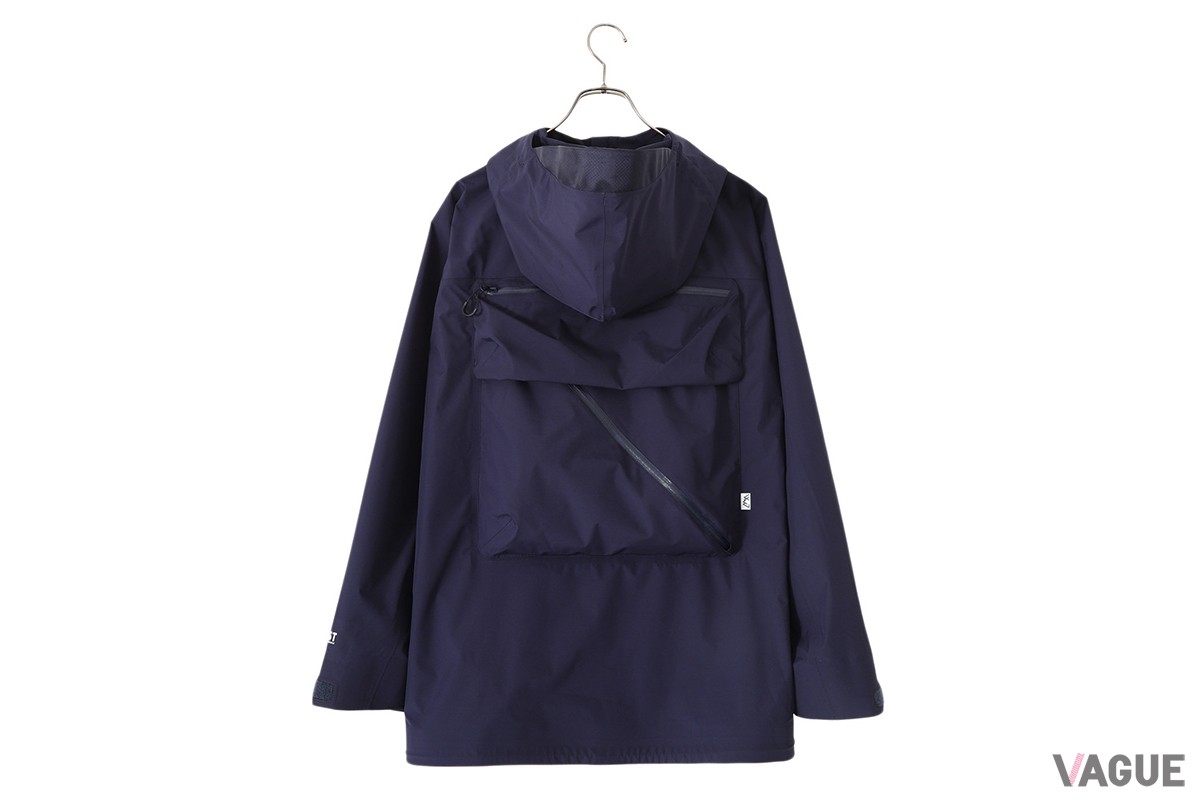 バックのフラップ部分もポケットになっている収納個所の多いジャケット