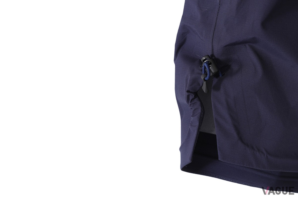 サイドにはアジャスターを採用。絞ることで冷たい空気の侵入をブロック