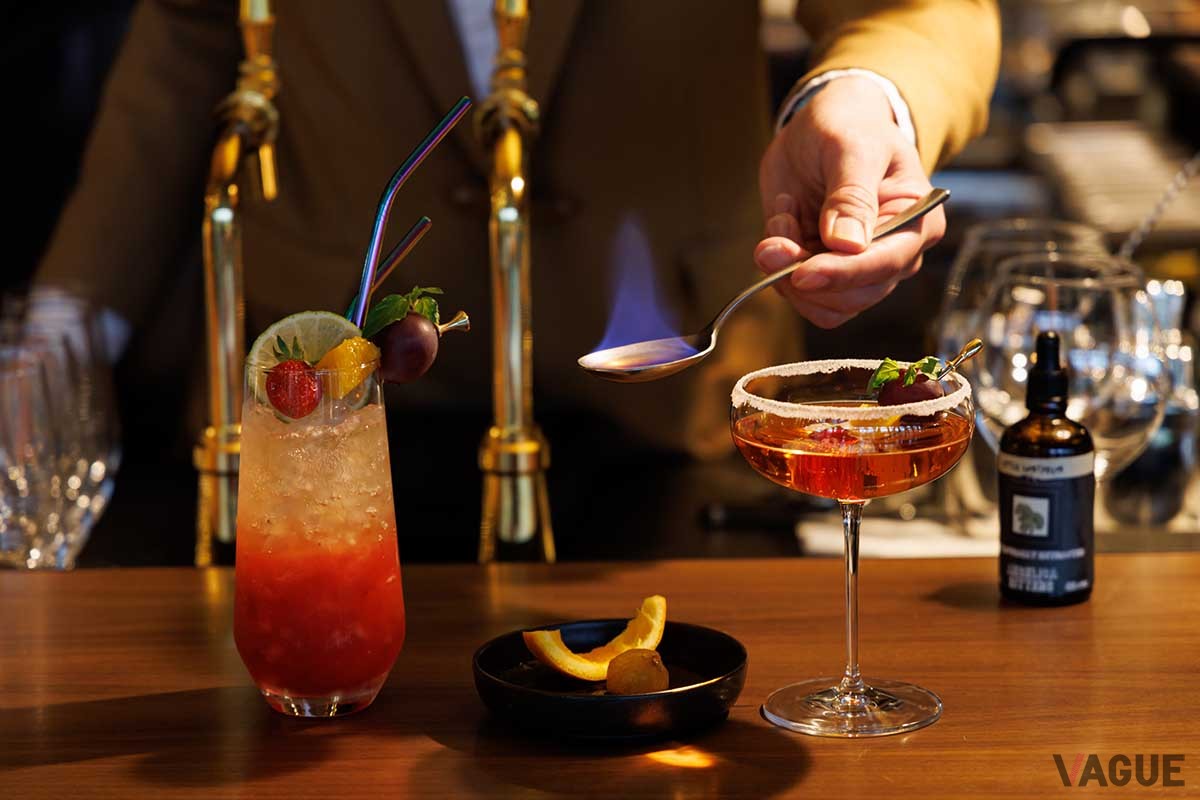 雪降る軽井沢のクリスマスを連想させるカクテル「雪の華（アルコール）」と「クリスマスの女王（ノンアルコール）」