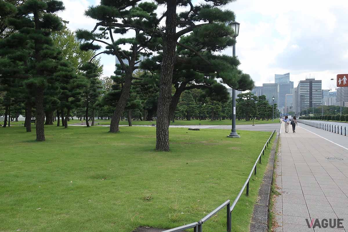 三菱地所のオフィスビルにある駐車場「丸の内パークイン」から皇居も近い