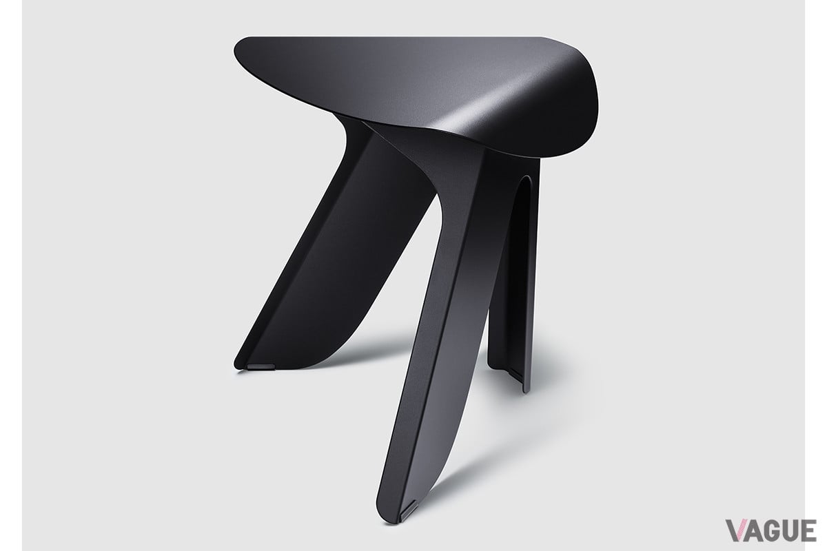 「SUITE STOOL」は厚さ2mmという極薄のスチール板2枚のみで構成される